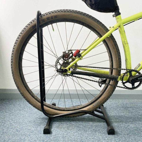 ginee_20251201114011385_6717541136.jpg TaffSPORT Standar Sepeda Universal Paddock L Standing Bike Display - L149