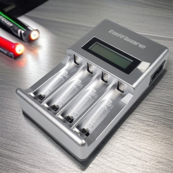 Taffware Charger Baterai 4 Slot AA AAA Ni-MH NiCD LCD Display - C903W