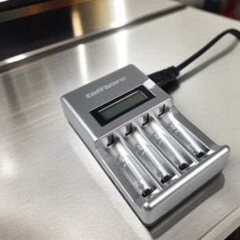 Taffware Charger Baterai 4 Slot AA AAA Ni-MH NiCD LCD Display - C903W